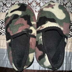 Boys camouflage slippers size 11-12